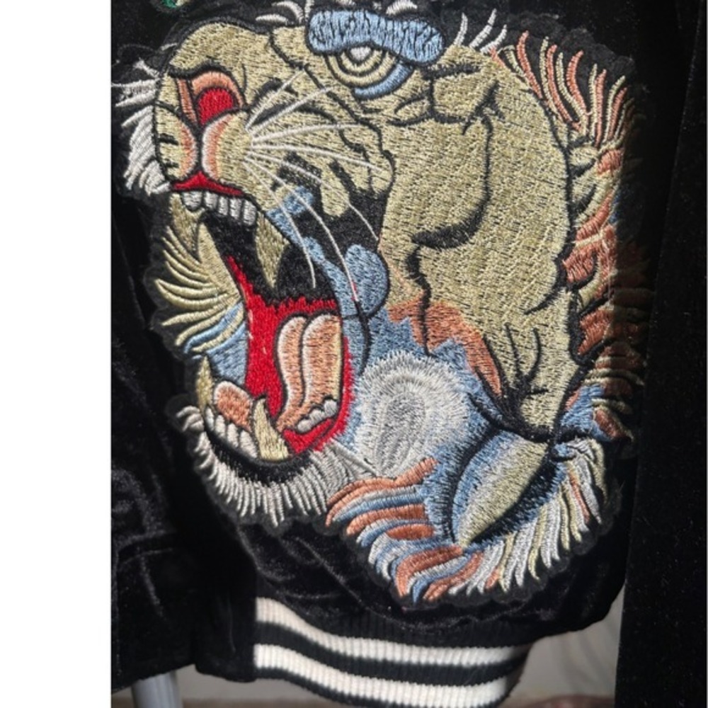 36.5 Black Velvet Embroidered Tiger Floral Bomber Jacket Size Large - Picture 3 of 11